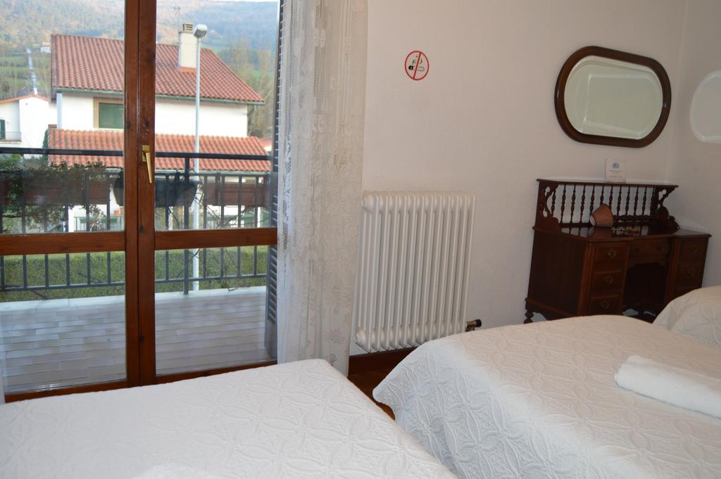 Pension El Peregrino De Larrasoana ภายนอก รูปภาพ