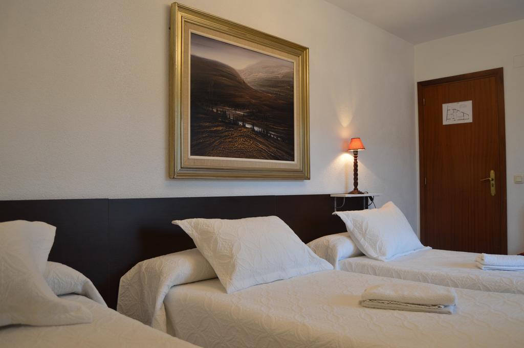 Pension El Peregrino De Larrasoana ภายนอก รูปภาพ