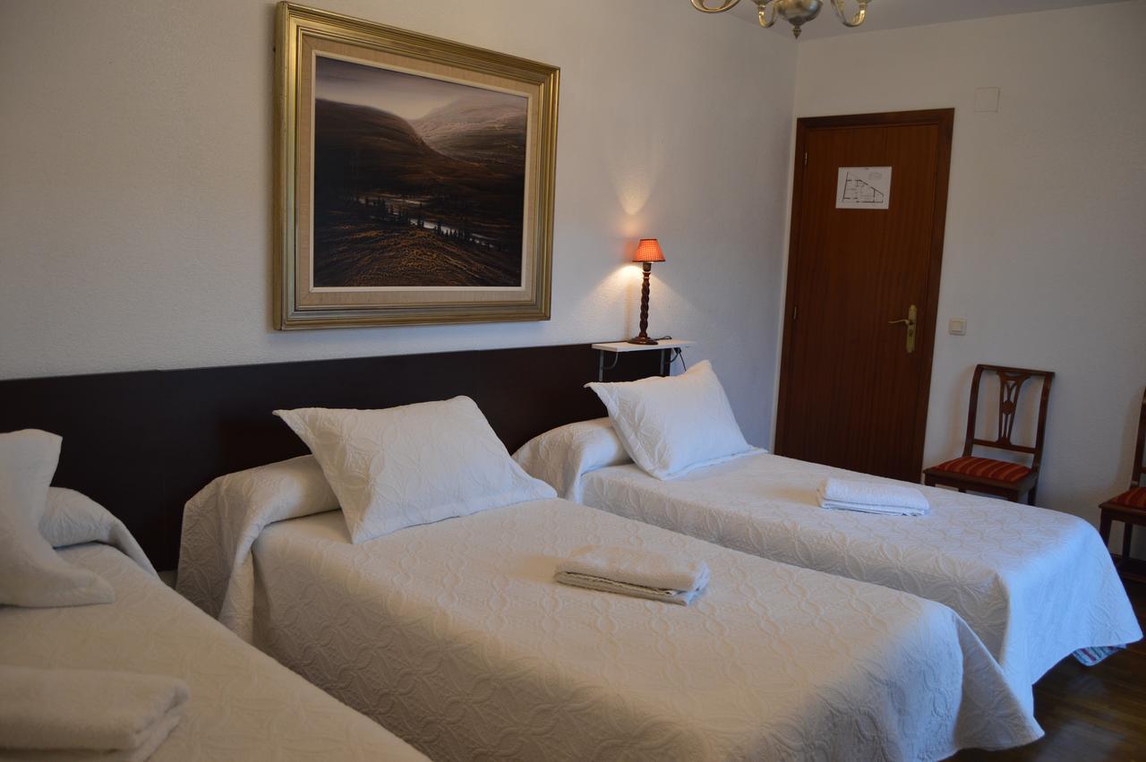 Pension El Peregrino De Larrasoana ภายนอก รูปภาพ