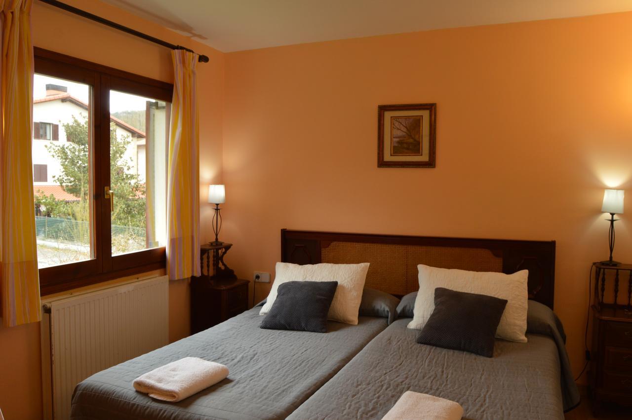 Pension El Peregrino De Larrasoana ภายนอก รูปภาพ
